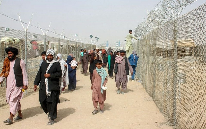 Người dân Afghanistan tìm đường sang Pakistan qua Cổng Hữu nghị ở thị trấn biên giới Chaman, Pakistan, ngày 16/8/2021. (Ảnh: Reuters)