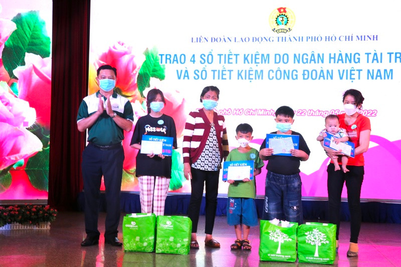 Liên đoàn Lao động Thành phố Hồ Chí Minh cùng các đơn vị trao sổ tiết kiệm Công đoàn Việt Nam cho các cháu mồ côi cha, mẹ trong dịch Covid-19.