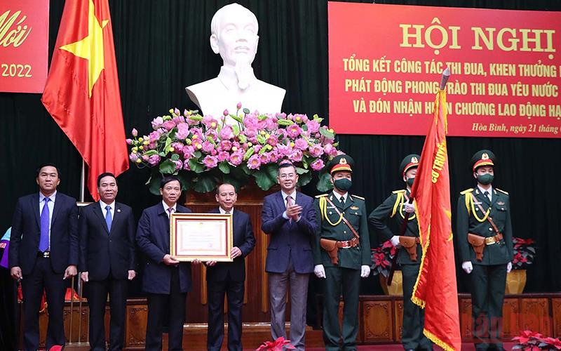 Bí thư Tỉnh ủy Hòa Bình (giữa) trao Huân chương Lao động hạng Nhất cho các đồng chí lãnh đạo UBND tỉnh.