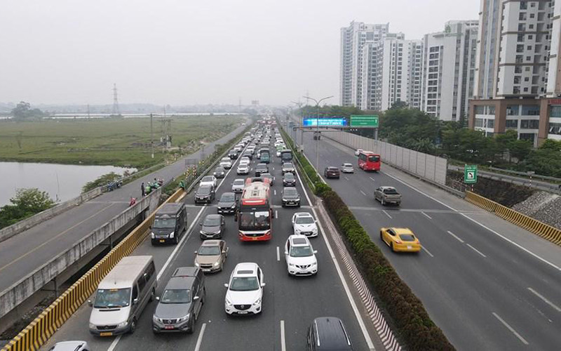 Ô-tô xếp hàng dài trên cao tốc Pháp Vân-Cầu Giẽ hướng về Hà Nội.