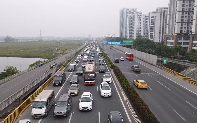 Ô-tô xếp hàng dài trên cao tốc Pháp Vân-Cầu Giẽ hướng về Hà Nội.