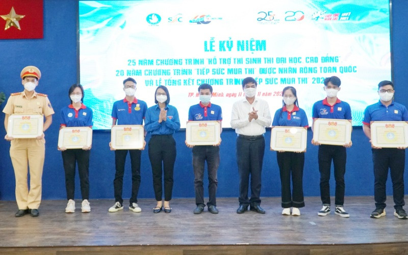 Trao bằng khen cho các tập thể, cá nhân có thành tích xuất sắc trong suốt 25 năm thực hiện Chương trình hỗ trợ thí sinh.