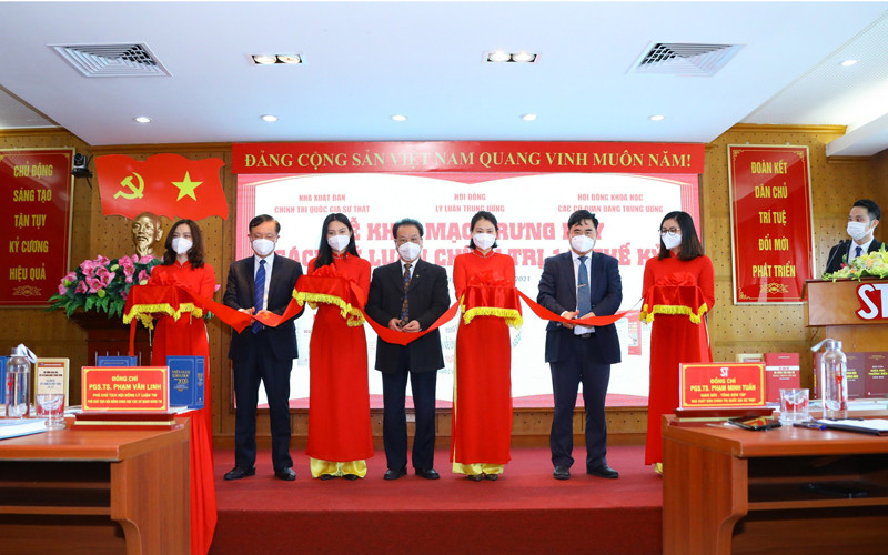 Các đại biểu cắt băng Trưng bày “Sách lý luận chính trị 1/4 thế kỷ”. 