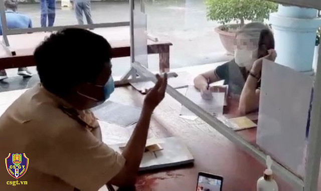 Nữ tài xế H. thừa nhận hành vi vi phạm. (Ảnh: Cục Cảnh sát giao thông)