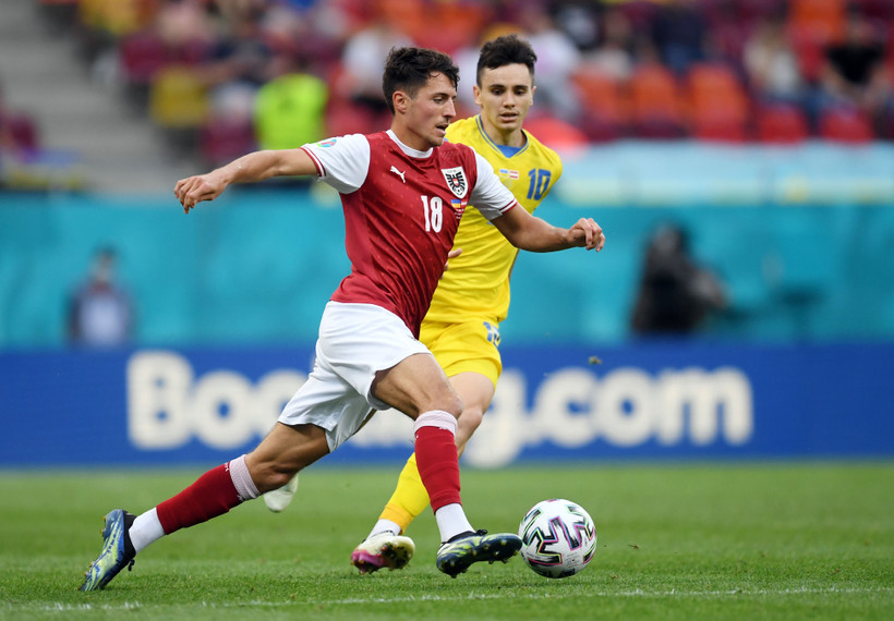 Ukraine (áo vàng) thi đấu nỗ lực nuôi hy vọng đi tiếp. (Ảnh: UEFA)