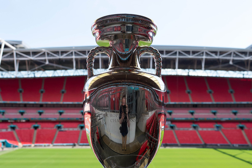 Chiếc cup EURO danh giá chờ đợi chủ nhân tiếp theo. (Ảnh: UEFA)