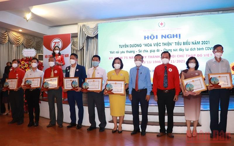 Tuyên dương 38 tập thể và 37 cá nhân “Hoa việc thiện” tiêu biểu năm 2021.