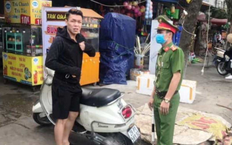 Cùng việc đẩy mạnh tuyên truyền, nâng cao nhận thức người dân, lực lượng chức năng của Hà Nội cũng xử lý nghiêm các trường hợp vi phạm quy định phòng, chống dịch.