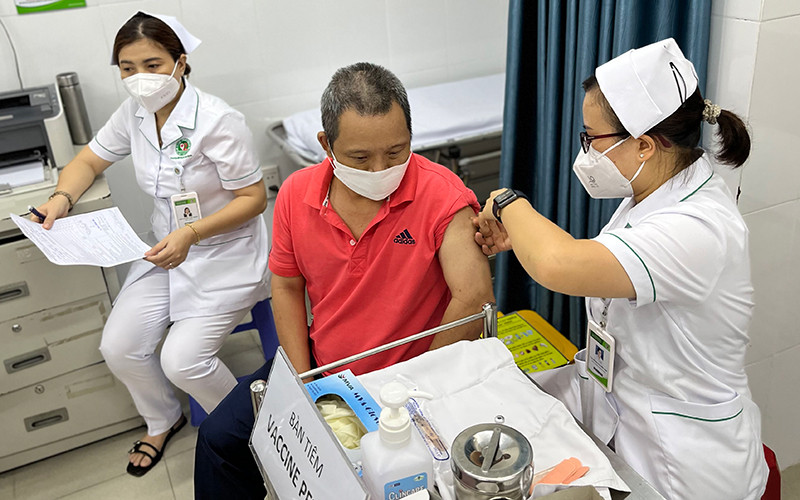 Tiêm vaccine nhắc lại phòng Covid-19 tại Bệnh viện Lê Văn Thịnh, thành phố Thủ Đức, sáng 14/6.