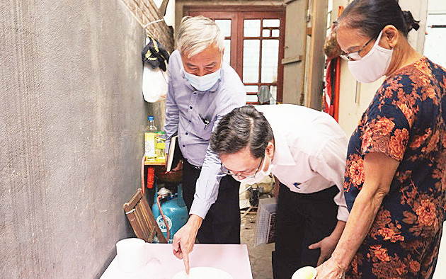 Các tổ dân phố tăng cường công tác kiểm tra, giám sát, phát hiện sớm, xử lý triệt để các ổ dịch sốt xuất huyết. 