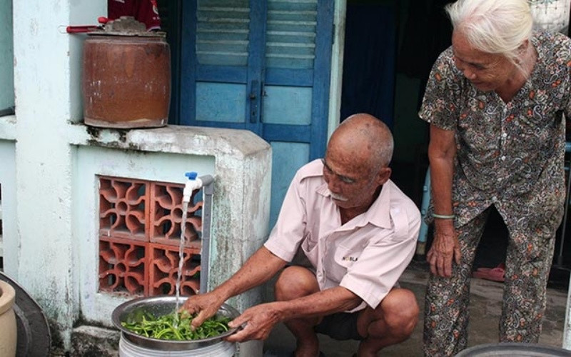 Hộ nghèo được miễn tiền sử dụng nước sạch 6 tháng.