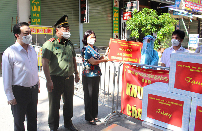 Đồng chí Nguyễn Thị Tuyến trao quà hỗ trợ công tác phòng chống dịch Covid-19 cho xã An Mỹ, huyện Mỹ Đức.