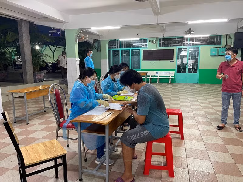 Một phường của quận 5 chi trả hỗ trợ cho người lao động tự do, ngày 8/7.