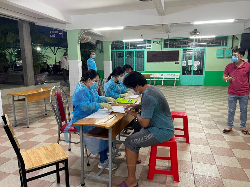 Một phường của quận 5 chi trả hỗ trợ cho người lao động tự do, ngày 8/7.