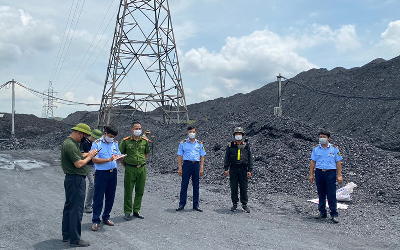 Lực lượng chức năng đã phát hiện nhiều bãi than tại Hải Dương có dấu hiệu vi phạm. Ảnh: Tổng cục Quản lý thị trường