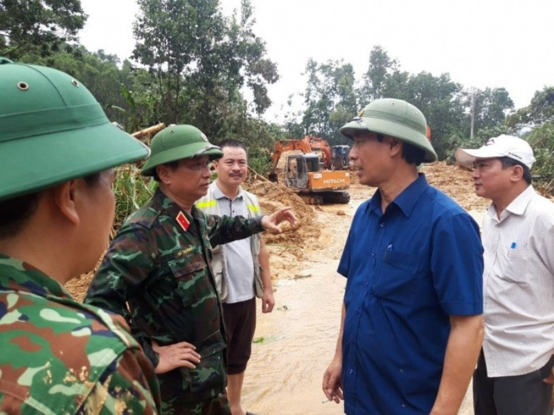 Thứ trưởng GTVT Lê Đình Thọ chỉ đạo khắc phục thiệt hại hạ tầng giao thông tại miền trung.