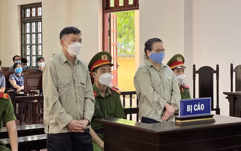 Các bị cáo tại phiên tòa. (Ảnh: Báo Vĩnh Phúc)