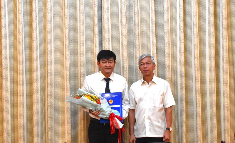 Phó Chủ tịch UBND TP Hồ Chí Minh Võ Văn Hoan trao quyết định cho đồng chí Trần Quang Minh.