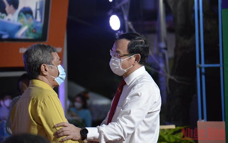 Đồng chí Nguyễn Văn Nên thăm hỏi 1 hộ dân ở khu phố 3, phường Linh Tây, thành phố Thủ Đức, Thành phố Hồ Chí Minh.