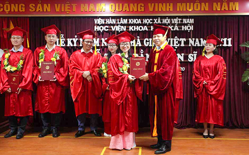 Một buổi lễ trao bằng tiến sĩ tại Học viện Khoa học xã hội. (Ảnh: VÕ THƯƠNG)