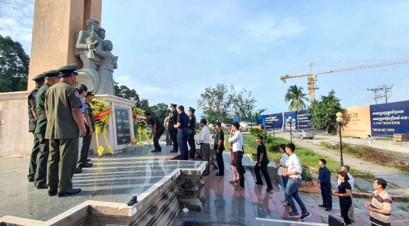 Dâng hương tại Đài Hữu nghị Việt Nam - Campuchia, TP Preah Sihanouk.