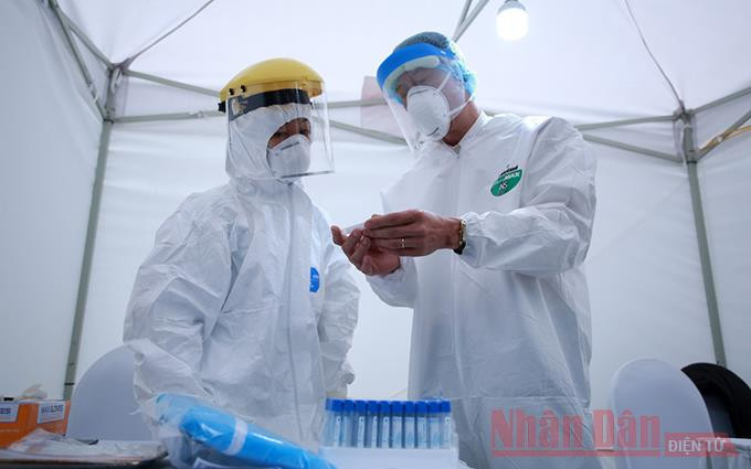 Thực hiện xét nghiệm nhanh Covid-19 ở Hà Nội (Ảnh minh họa: Duy Linh).