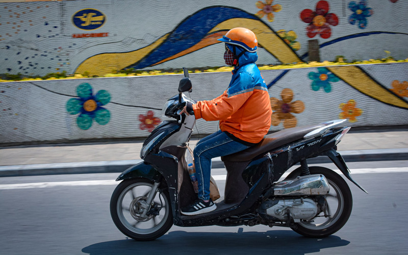 Những ngày dịch như thế này, nhu cầu shipper lên cao, Mừng có đơn chạy liên tục.