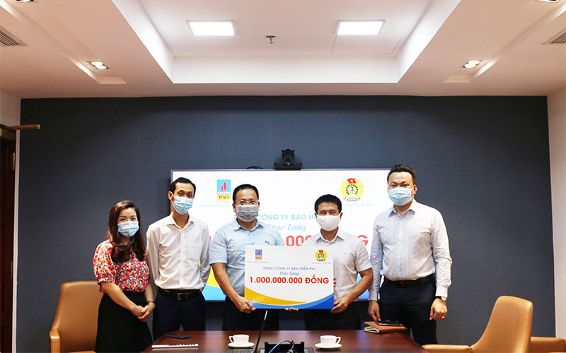 Bảo hiểm PVI trao tặng 1 tỷ đồng cho các cán bộ y tế tuyến đầu chống dịch. (Ảnh: PVI)