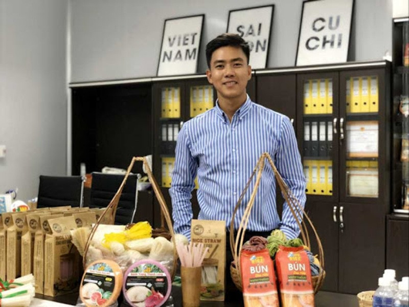 Anh Lê Duy Toàn bên các sản phẩm quê hương vừa lạ vừa quen.