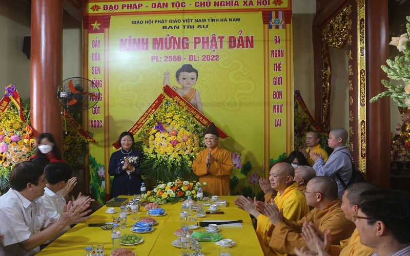 Đồng chí Trưởng Ban Dân vận Trung ương tặng hoa, chúc mừng lễ Phật đản tại tỉnh Hà Nam.