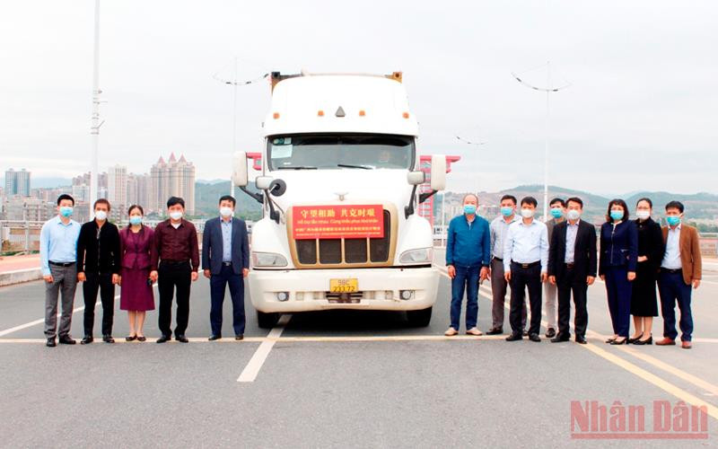 Đại diện lãnh đạo Bộ Y tế và thành phố Móng Cái tiếp nhận số hàng viện trợ chống dịch của tỉnh Quảng Tây (Trung Quốc). 