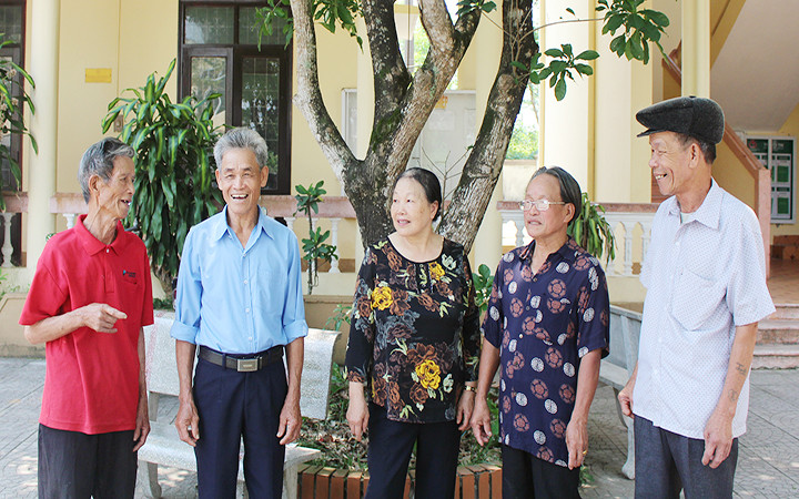 Những người còn lại trong đoàn quân đưa trâu, bò ra bắc sơ tán vui vẻ nhớ chuyện xưa.