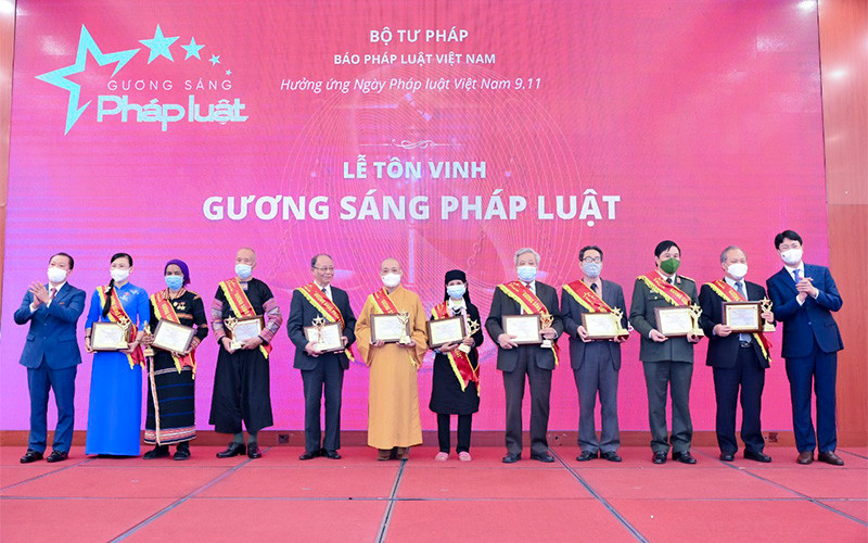 Lãnh đạo Bộ Tư pháp trao danh hiệu cho các cá nhân tiêu biểu đạt "Gương sáng pháp luật" lần thứ nhất, năm 2021. (ẢNH: VGP)