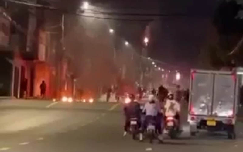 Hiện trường vụ hai nhóm thanh niên hỗn chiến trên đường Phạm Văn Thuận. (Ảnh cắt từ video).