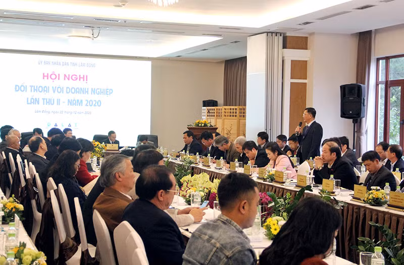 Lãnh đạo địa phương trả lời kiến nghị, đề xuất của doanh nghiệp tại buổi đối thoại.