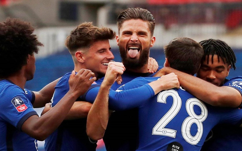 Các cầu thủ Chelsea mừng bàn thắng mở tỷ số của Giroud (giữa). 