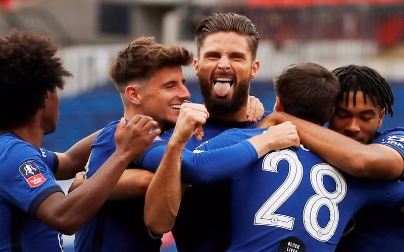 Các cầu thủ Chelsea mừng bàn thắng mở tỷ số của Giroud (giữa). 