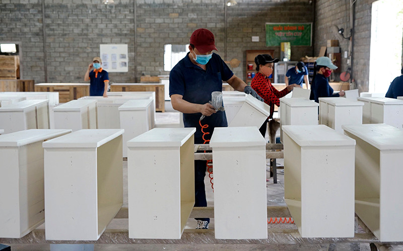 Sản xuất gỗ xuất khẩu tại Công ty TNHH gỗ Việt Tín (Bình Dương). Ảnh: QUỲNH HƯƠNG