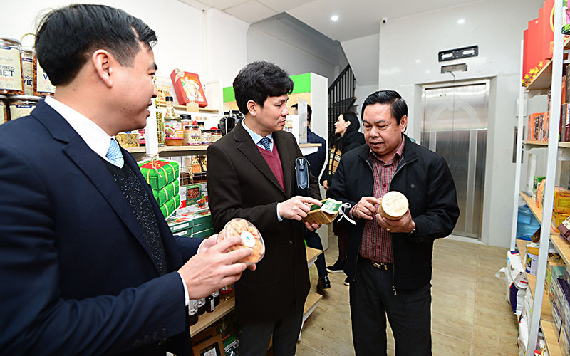 Giám đốc Trung tâm Xúc tiến thương mại và đầu tư tỉnh An Giang Lê Trung Hiếu, Giám đốc Trung tâm Hỗ trợ thanh niên khởi nghiệp Nguyễn Đức Tùng, Bí thư Tỉnh đoàn Thái Bình Nguyễn Minh Hồng tham quan "Điểm bán Xanh" đầu tiên của Thủ đô. 