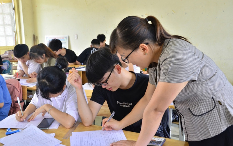 Hướng dẫn học sinh lớp 12, Trường Trung học phổ thông Bình Trung (Chợ Đồn) ôn luyện thi tốt nghiệp. (Ảnh: Thu Trang)