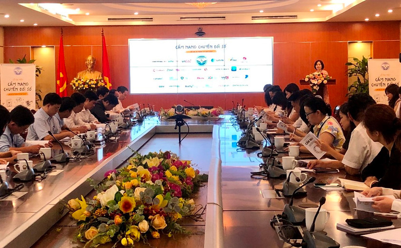Toàn cảnh buổi ra mắt Cẩm nang chuyển đổi số.