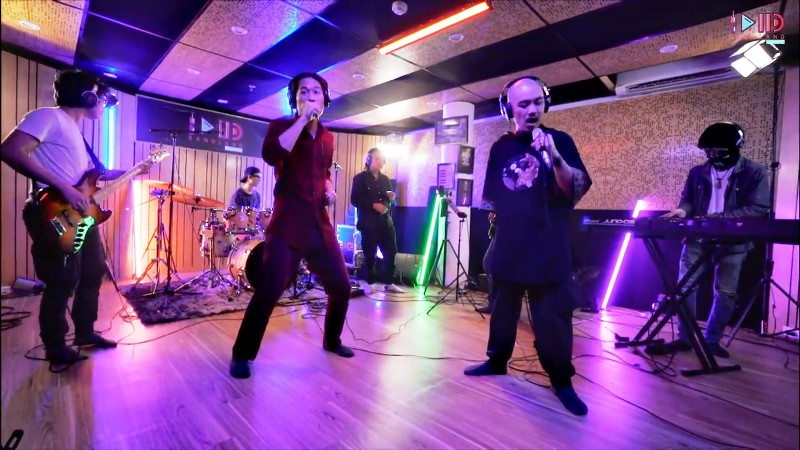 Ban nhạc Hub biểu diễn trong số 2-7 của Bandland.