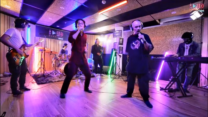 Ban nhạc Hub biểu diễn trong số 2-7 của Bandland.