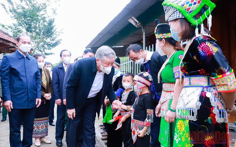 Đồng chí Chánh án Tòa án nhân dân tối cao Nguyễn Hòa Bình cùng đoàn công tác ân cần thăm hỏi đại gia đình Anh hùng lực lượng vũ trang Vừ Chông Pao tại bản Sơn Hà, xã Tà Cạ.
