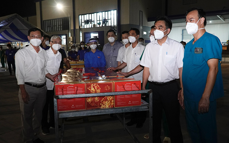 Tổ chức chương trình tặng quà Tết Trung thu cho các cháu thiếu nhi tại Khu điều trị bệnh nhân Covid-19 Thới Hòa.