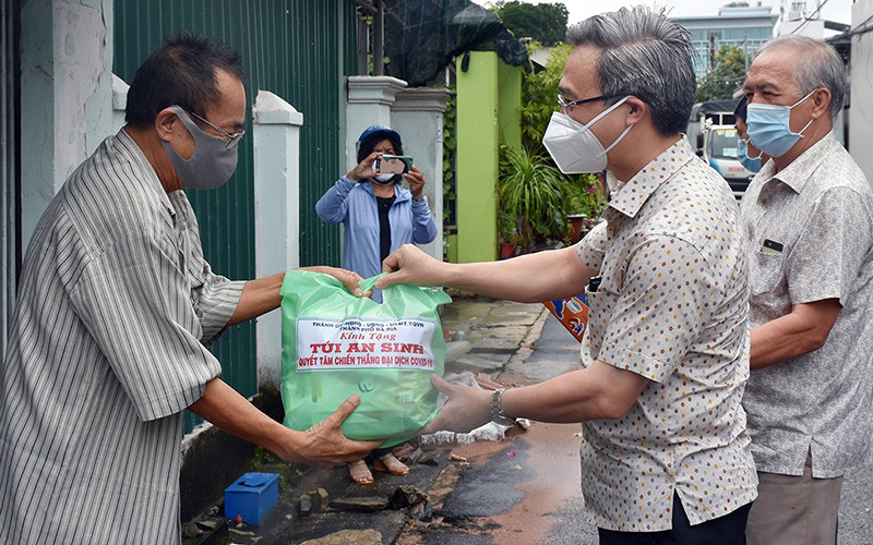 Bí thư Thành ủy Bà Rịa Đặng Minh Thông trao “túi an sinh” cho gia đình chính sách trên địa bàn thành phố.