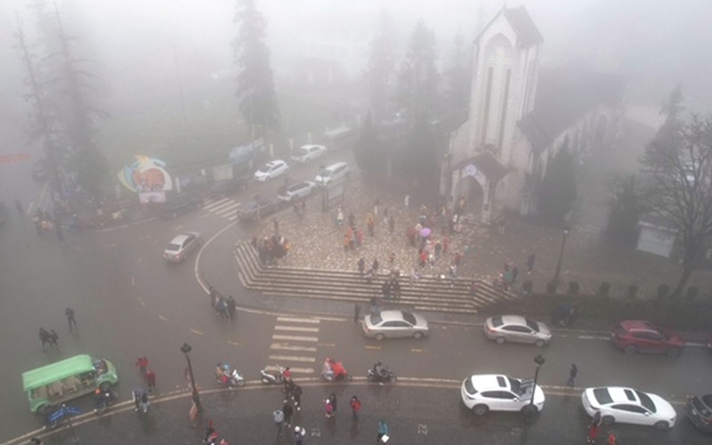 Khu vực nhà thờ đá ở trung tâm thị xã Sa Pa mù sương.