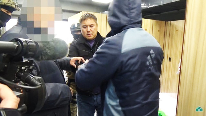Kamchibek Kolbayev bị dẫn giải tới trại giam. Ảnh: BAKIPRESS