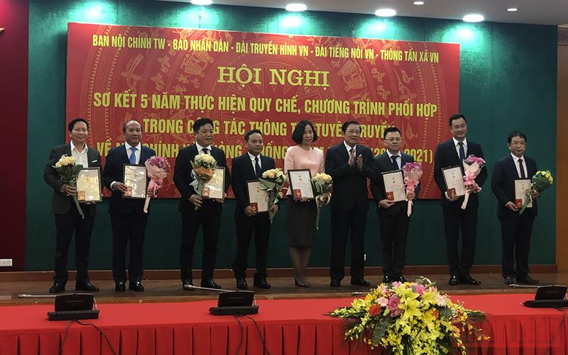 Đồng chí Phan Đình Trạc trao Kỷ niệm chương Vì sự nghiệp Nội chính Đảng.