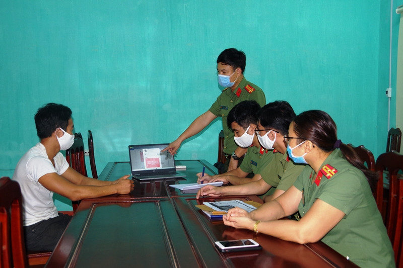 Công an Hà Nam làm việc với Nguyễn Văn C. về hành vi đăng tải thông tin sai sự thật liên quan Covid-19 trên mạng xã hội Facebook.